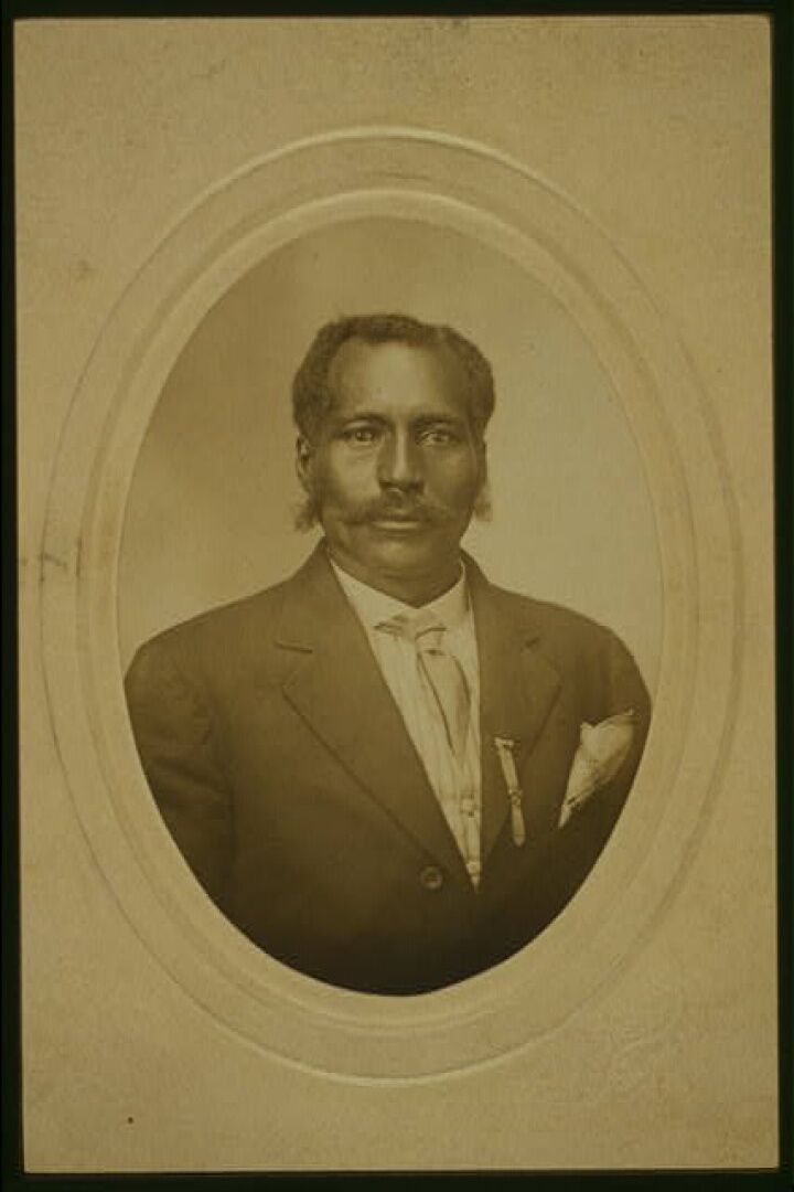 Anthony_Crawford_head-and-shoulders_portrait_facing_front.jpg35.jpg38.jpg